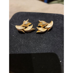 Vintage Crown Trifari Alfred Philippe Gold Tone Leaf Clip on Earrings 1.01”